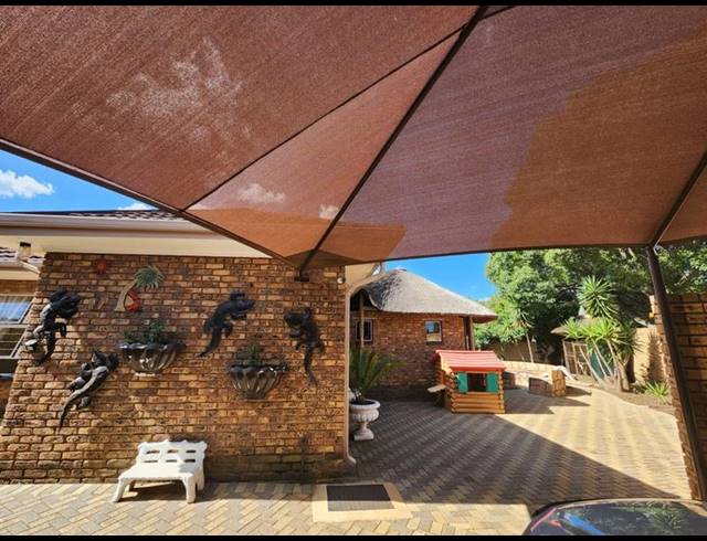 4 BEDROOM HOUSE FOR SALE IN HELIKONPARK